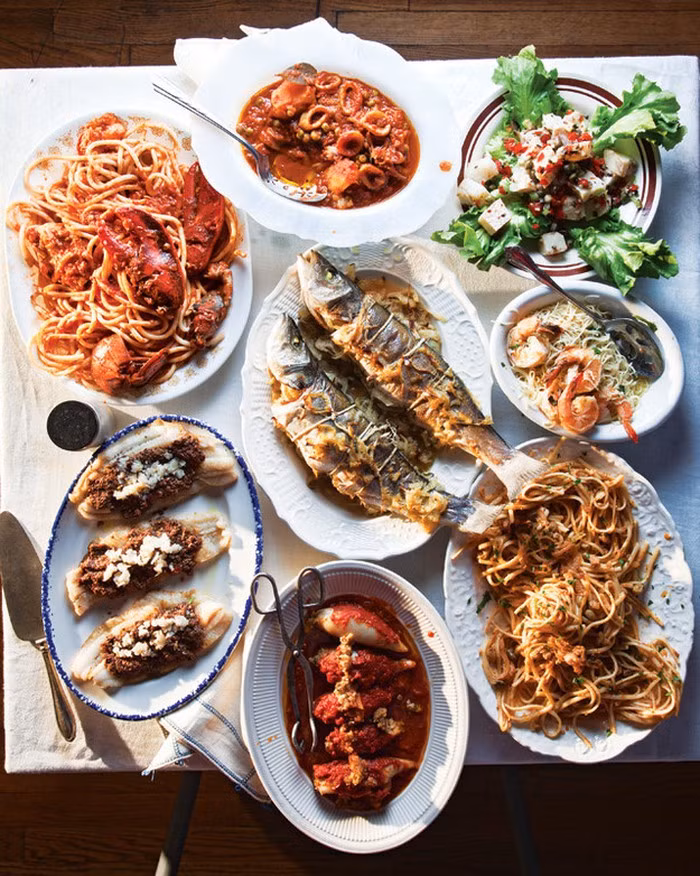 Ở Italy, bữa tiệc đêm Giáng sinh có tới 8 món hải sản: mỳ pasta con le Sarde, salad cá tuyết, mực...Ảnh: Internet.