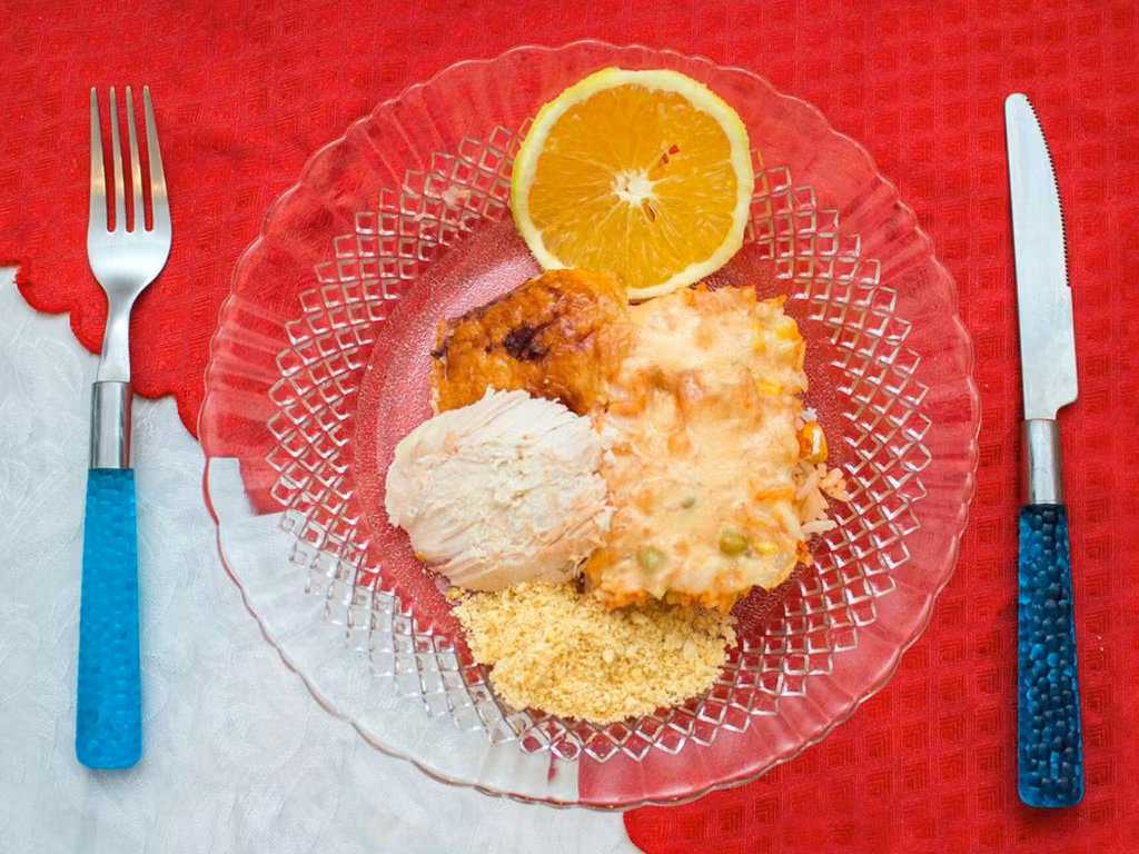 Brazil: Vào dịp Giáng Sinh, người Brazil ăn bánh Parmesan pastéis làm từ khoai mì chiên giòn kết hợp cùng phô mai nóng chảy, thịt bò băm nhỏ. Món tráng miệng là bánh rabanadas được làm từ bánh mì nhúng qua trứng và sữa sau đó chiên lên ăn kèm siro.