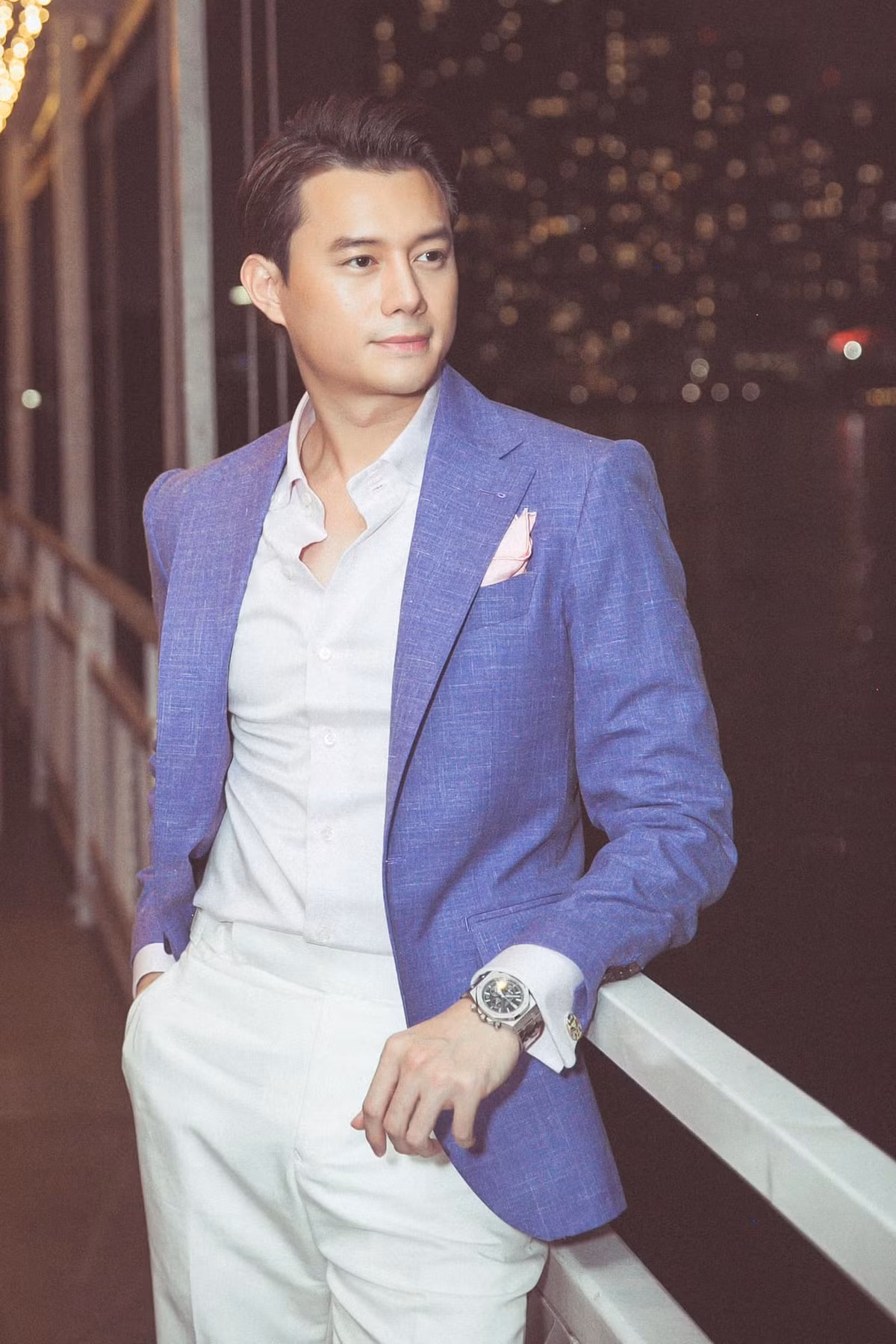 Anh thường phối cả cây trắng phối với áo vest khác màu nổi bật.