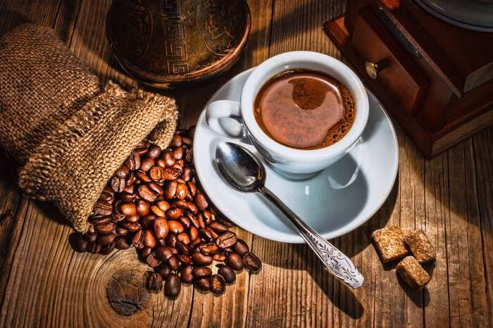 Cà phê đen: Caffeine trong cà phê đen cung cấp năng lượng và ức chế cơn đói. Cà phê cũng kích thích sinh nhiệt, làm nóng cơ thể và tăng cường trao đổi chất.