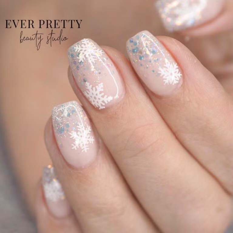 Kiểu nail bóng hồng, phủ nhũ óng ánh đính kèm những bông tuyết trắng rất hợp với những cô nàng điệu đà, nữ tính.