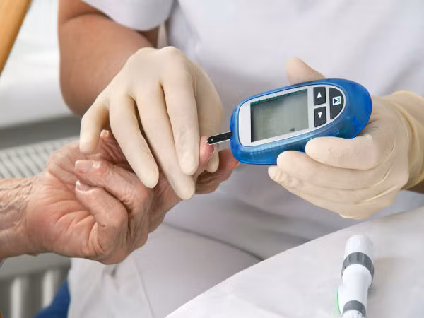 4. Điều chỉnh lượng đường trong máu: Trong hàng ngàn năm, nghệ đã được sử dụng trong y học cổ truyền để điều trị bệnh tiểu đường. Uống trà nghệ có thể giúp giữ lượng đường trong máu của bạn ổn định. Một nghiên cứu năm 2009 được công bố trên Tạp chí Nghiên cứu Sinh hóa và Lý sinh cho thấy rằng curcumin làm giảm lượng đường huyết và các biến chứng lâu dài của bệnh tiểu đường.