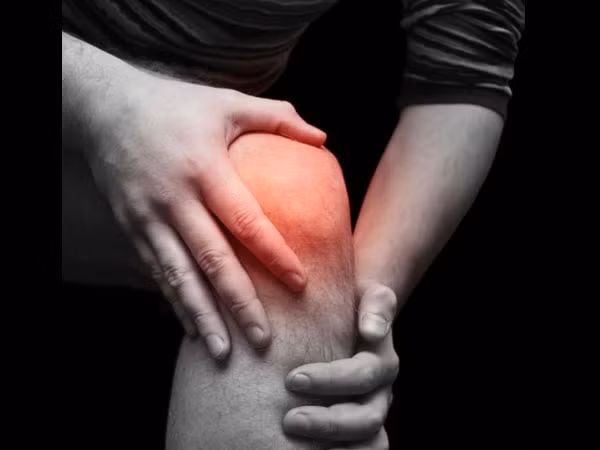 2. Làm giảm các triệu chứng viêm khớp: Trà nghệ có đặc tính chống viêm mạnh mẽ có thể giúp giảm viêm và sưng tấy ở những người bị viêm khớp. Một nghiên cứu năm 2013 cho thấy chất curcumin trong nghệ có hiệu quả trong việc giảm đau ở bệnh nhân viêm xương khớp.