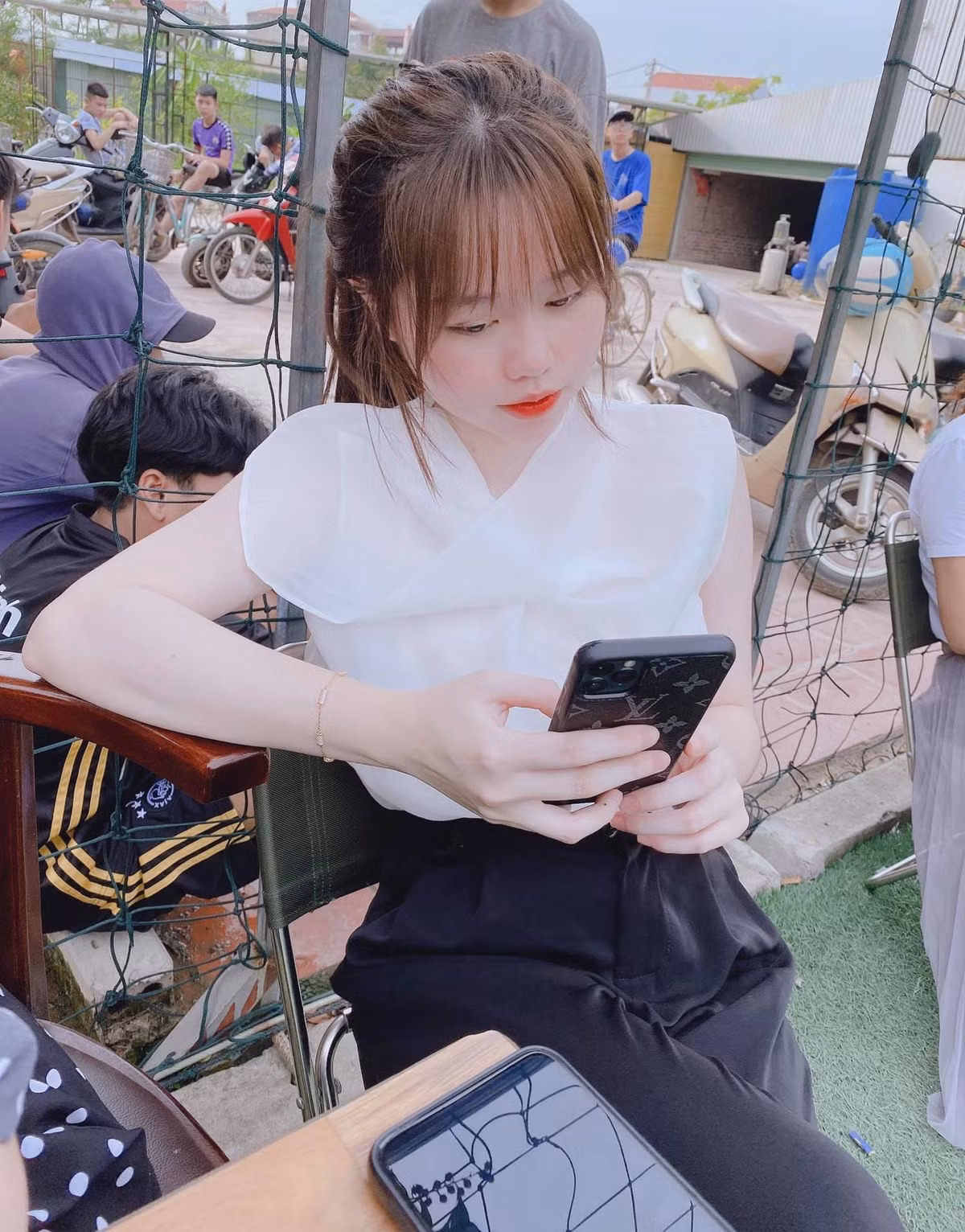 Huỳnh Anh sở hữu khá nhiều món phụ kiện đắt đỏ đến từ các thương hiệu thời trang hàng đầu làng mốt. Điển hình như đôi giày sneakers Gucci Ace Bee được giới trẻ yêu thích có giá khoảng 14 triệu đồng, túi Gucci, giày Louis Vuitton Archlight giá khoảng 26,7 triệu đồng... Ảnh: FBNV.