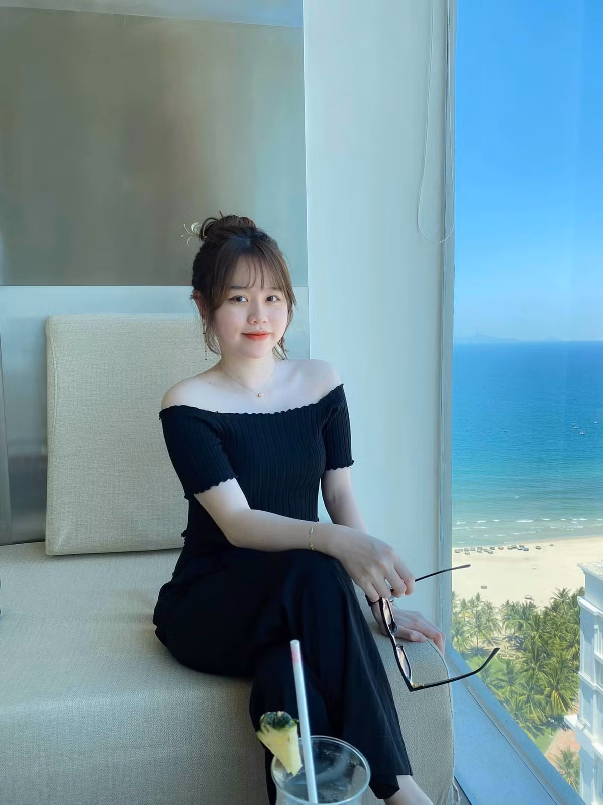 Bạn gái cũ của Quang Hải chẳng ngại khoác lên mình loạt váy áo bó sát, tôn lên vóc dáng bé nhỏ nhưng săn chắc.