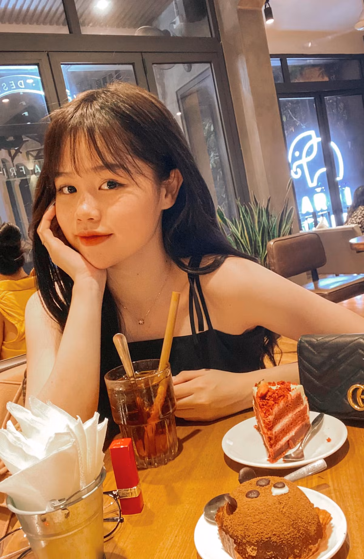 Dường như Huỳnh Anh là cô gái yêu chuộng những bộ trang phục mang màu sắc đơn giản như trắng, đen. Hai tông này vừa dễ phối đồ, vừa làm tôn tông da.
