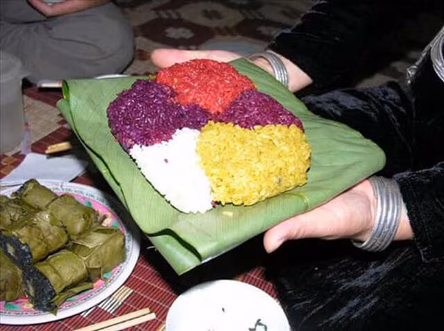 9. Xôi Đăm Đeng: Đây được coi là món ăn mang lại may mắn và tốt lành cho người dân nơi đây. Món ăn này được chế biến hoàn toàn từ gạo nếp nương thơm ngon. Người dân nơi đây đã lên rừng hái những loại cỏ cây hoa lá nhiều màu sắc về đun nước để ngâm gạo trước khi đồ xôi. Chính vì thế mà xôi được nấu lên có màu rất tự nhiên, hạt bóng mẩy, dẻo thơm.