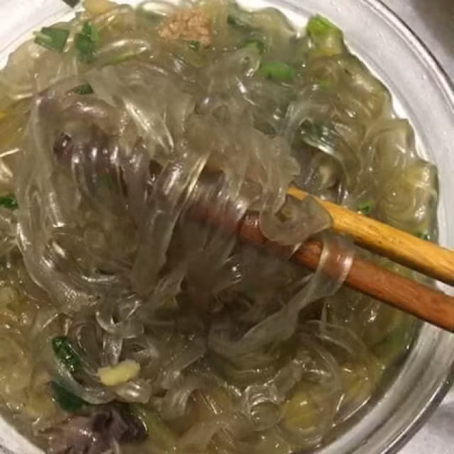 4. Miến dong Na Rì: Miến dong là đặc sản của Na Rì, Bắc Kạn. Miến được chế biến hoàn toàn thủ công từ tinh bột nguyên chất của những củ dong riềng trồng trên đèo Áng Toòng. Nhờ sự tài tình và bàn tay khéo léo mà con người đã chế biến ra món miến thơm ngon, giữ trọn hương vị và màu sắc.