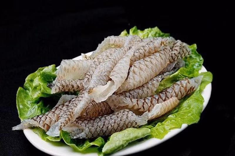 Da cá cũng dễ hấp thụ thủy ngân chỉ sau não cá. Cá có tuổi đời càng lâu thì sự tích lũy thủy ngân càng cao.