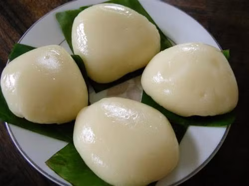 Bánh chì An Mỹ: Bánh chì hay còn gọi là bánh giầy là một món ăn truyền thống, thường xuất hiện vào các lễ cúng đình, lễ xuống cấy và lễ Tết Nguyên Đán ở làng An Mỹ (xã Gio Mỹ, huyện Gio Linh). Bánh được làm từ gạo nếp ngon, còn phần nhân được làm bằng đậu đen, đậu đỏ hay đậu xanh đãi sạch vỏ hoặc có thể với mè, đường hay đậu phụng, đường. Ảnh: Internet.