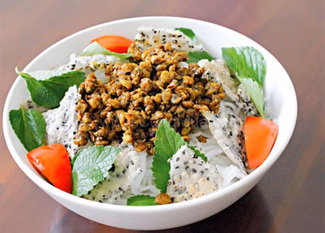Bún hến Mai Xá: Gọi là bún hến nhưng ngon nổi tiếng lại do chắt chắt (họ hến nhưng nhỏ và màu đậm hơn). Chắt chắt phi thơm hành, gia vị đến săn lại rồi đổ nước vào, thêm vài miếng gừng là xong nồi nước dùng ngon lành, ít béo, lại rẻ tiền.