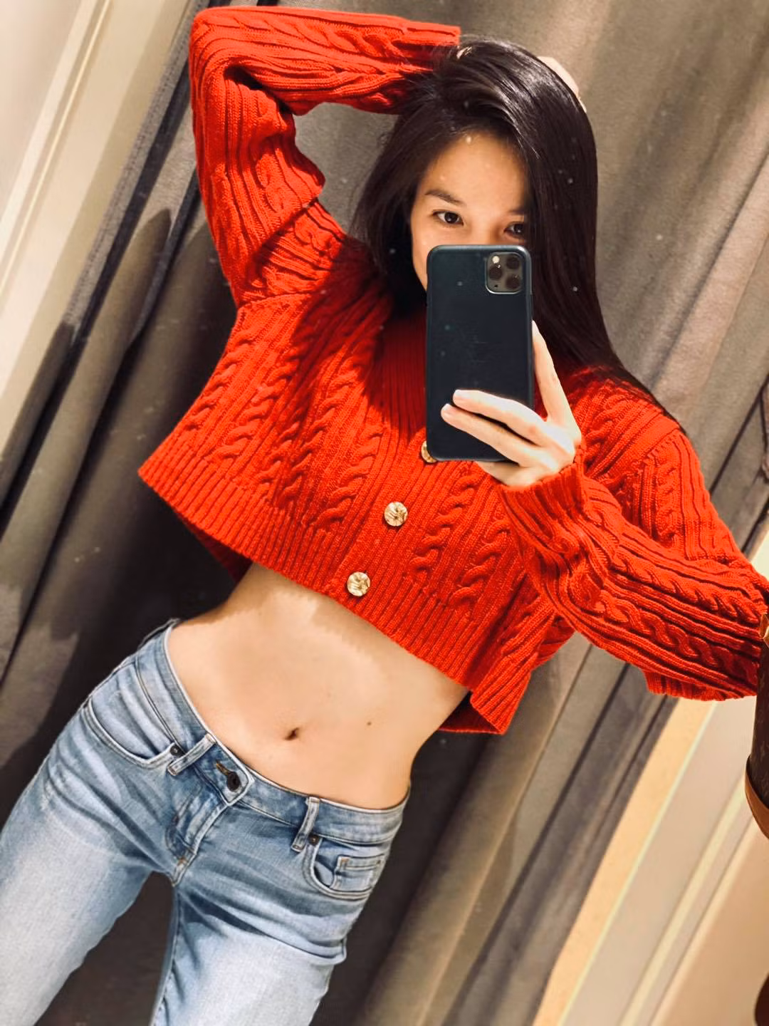 Khi mùa lạnh tới, cô chọn chiếc áo len dáng croptop phối cùng quần jeans đơn giản nhưng vẫn khoe được vòng eo con kiến.