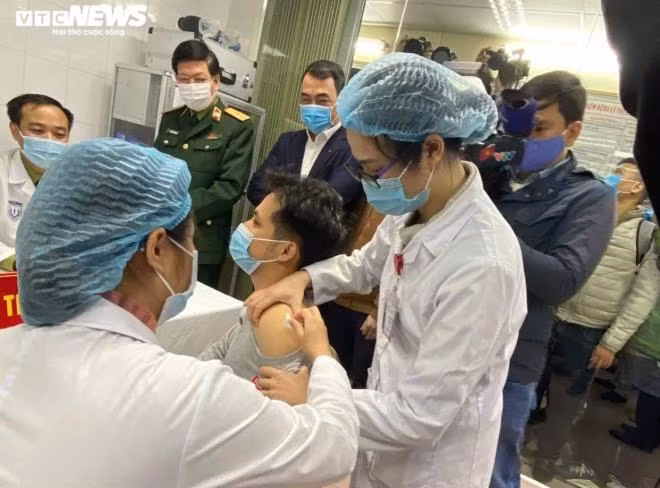 Sức khoẻ ba người đầu tiên tiêm vaccine COVID-19 'made in Vietnam' ra sao? Suc khoe ba nguoi dau tien tiem vaccine COVID-19 'made in Vietnam' ra sao?