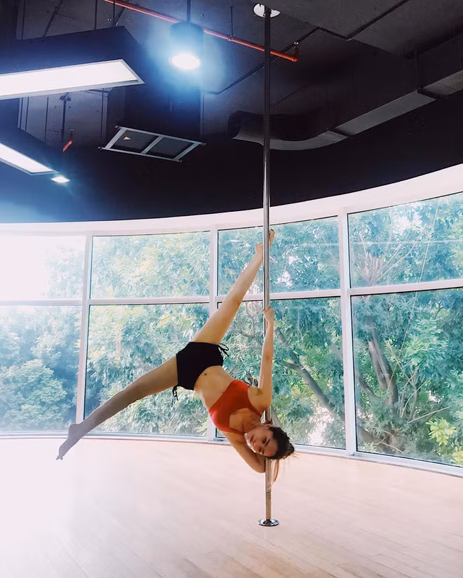 “Cá sấu chúa” Quỳnh Nga nhờ chăm tập yoga và múa cột nên duy trì được thân hình luôn thon gọn, khỏe khoắn.