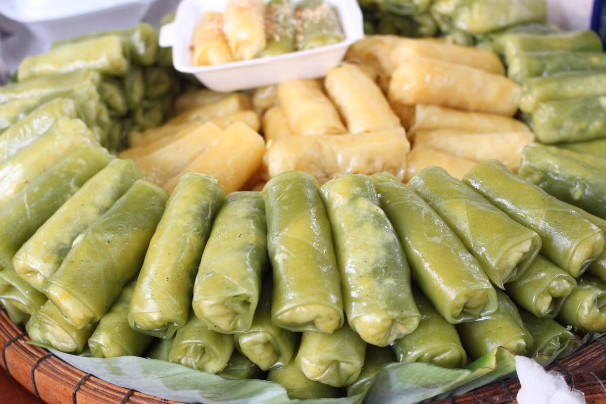 Bánh cuốn ngọt lá dứa không giống bánh cuốn mặn nhân thịt băm, nấm mèo, ăn với nem, chả... như miền Bắc. Về cơ bản, bánh gồm lớp bột gạo tráng mỏng, gói nhân đậu xanh, dừa bào bên trong.