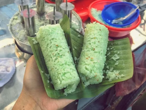 Bánh ống lá dứa: Món đặc sản miền Tây này thực chất bắt nguồn từ người Khmer ở các tỉnh Vĩnh Long, Trà Vinh, Sóc Trăng, An Giang,… dần dần nổi tiếng khắp các tỉnh Đồng bằng sông Cửu Long và trở thành món ngon gắn liền với thời học sinh của bao thế hệ người dân miền sông nước.