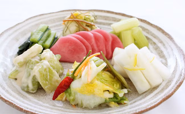 Thế nhưng, giá củ cải muối xách tay từ Nhật Bản về Việt Nam khá đắt đỏ, như củ cải muối vàng giá lên tới 220.000-250.000 đồng/kg, củ cải muối đỏ thậm chí 500.000 đồng/kg.