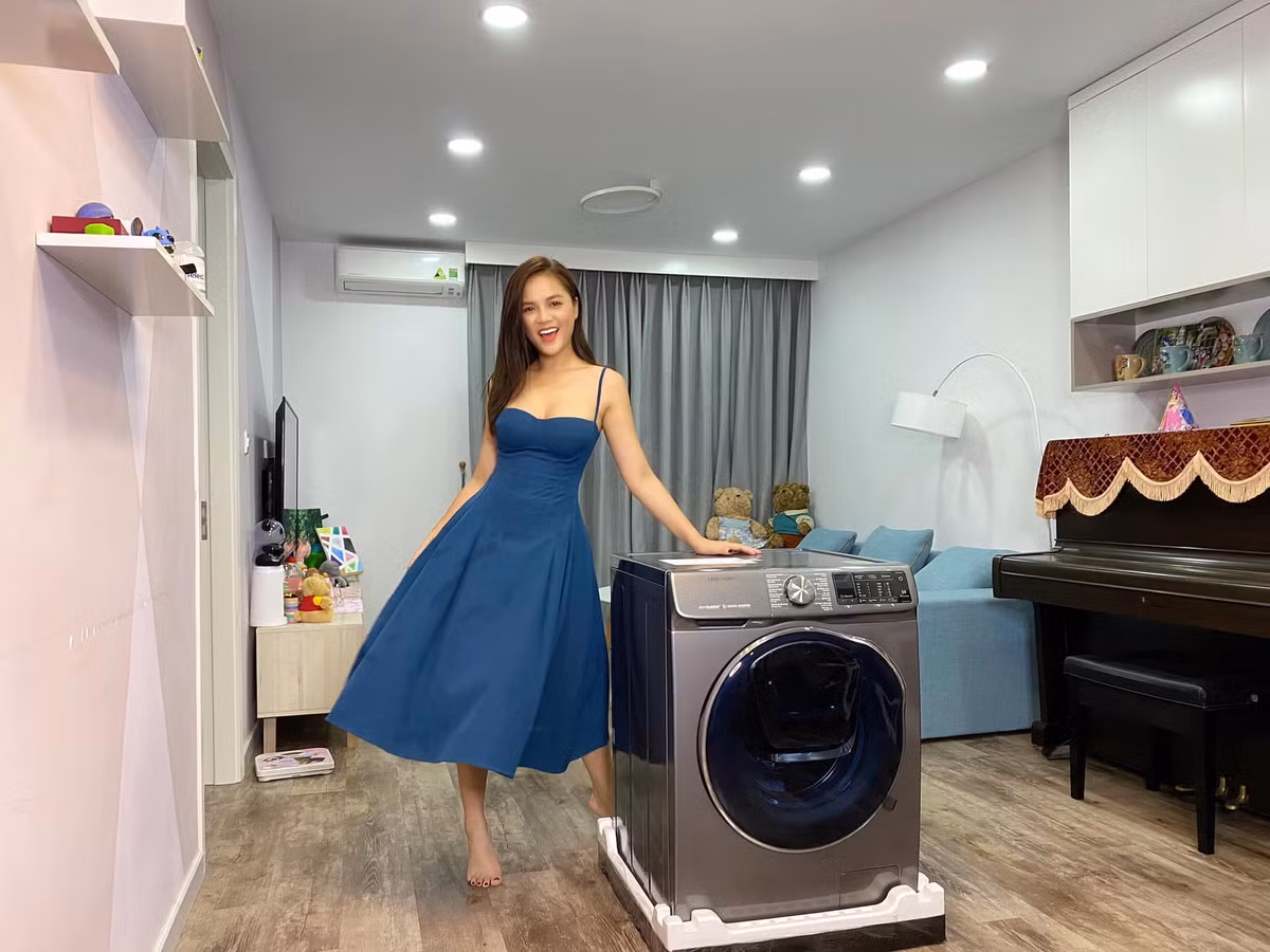 Trên trang cá nhân, Thu Quỳnh thường xuyên khoe gu thời trang gợi cảm, quyến rũ khiến fan “nhức mắt”.