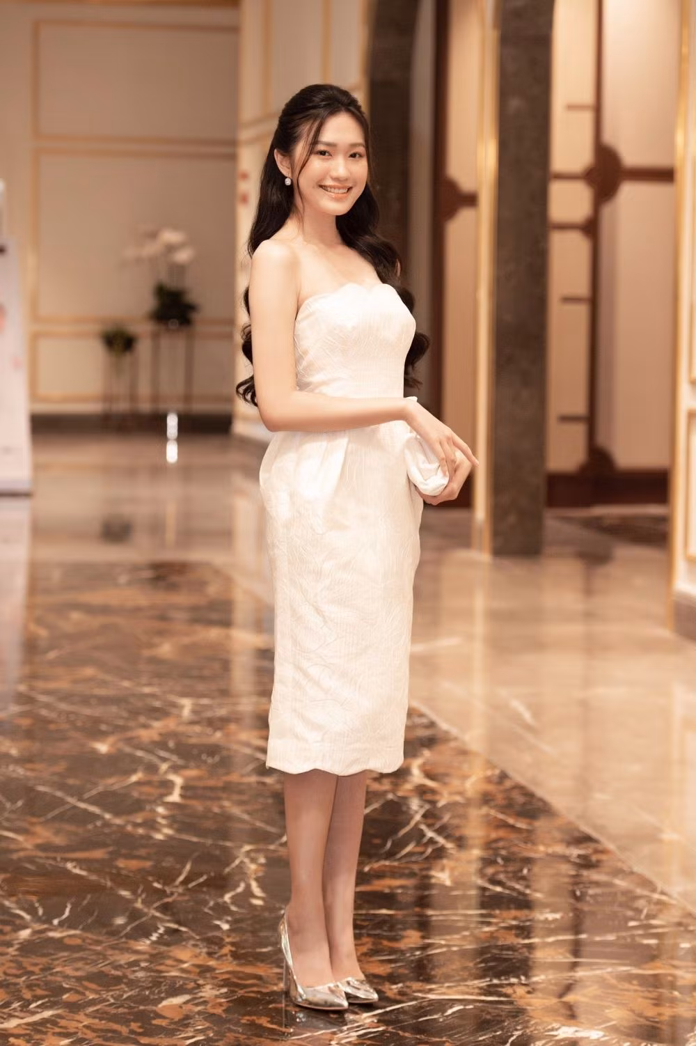 Ngoài gương mặt xinh đẹp với nụ cười tỏa nắng, Hải My còn ghi điểm bởi cách phối đồ tinh tế khoe trọn vóc dáng đồng hồ cát.