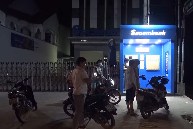 Vac bua dap nat may ATM vi rut 11 trieu may chi nha 5 trieu-Hinh-2
