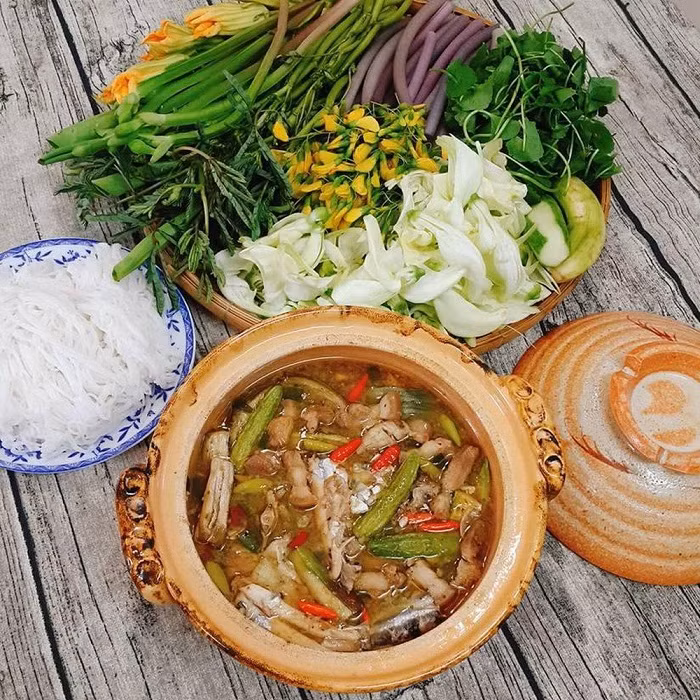Mắm kho là món ăn quen thuộc trong mâm cơm hàng ngày của người miền Tây. Nồi mắm kho chuẩn bị phải có đầy đủ cá, tôm, cà tím, rau củ, sả, hành, ớt... Để làm món ăn này, bạn phải kho rục cá, tôm trong nước cốt vắt ra từ mắm. Sau đó, thêm cà tím, rau củ vào để tăng vị ngọt, bùi.