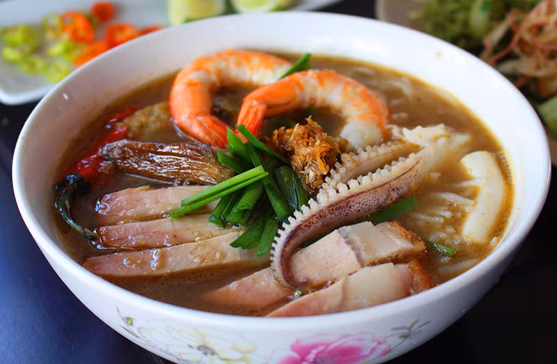 Hương thơm của nước dùng là sự hòa quyện giữa 3 nguyên liệu mắm, hành và sả. Mỗi suất ăn thường có bún, cá, tôm, mực, heo quay. Bát bún thường đi dùng kèm đĩa rau thơm, bông súng, bắp chuối...