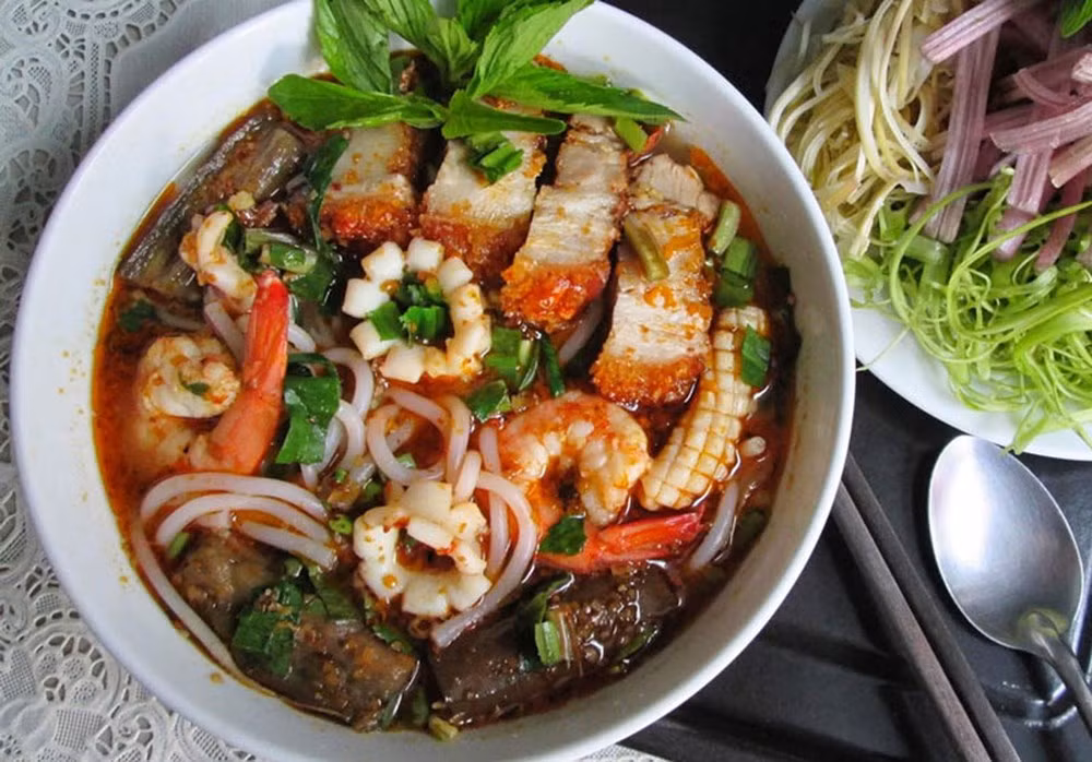 Bún mắm là một trong những món ăn thơm, ngon, lạ, được nhiều thực khách yêu thích khi tới miền Tây. Sự kết hợp giữa nhiều loại đặc sản của vùng sông nước đã tạo ra món ăn giản đơn mà ấn tượng. Nước dùng trong bát bún mắm được nấu bằng mắm cá linh hoặc cá sặc. Đây là các loại cá có nhiều ở miền Tây.