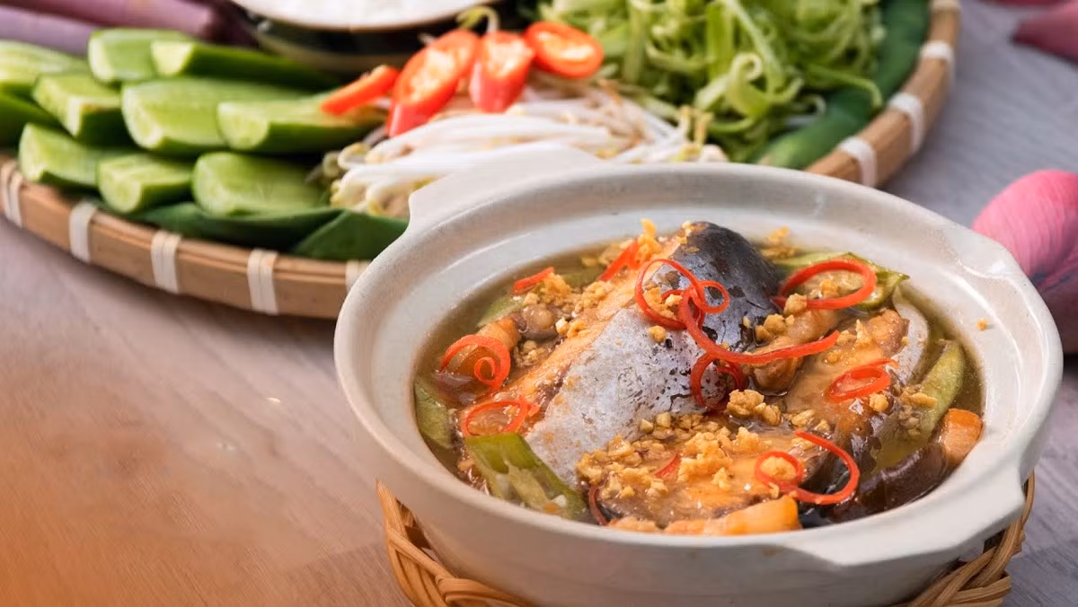 Mắm kho phải ăn lúc còn nóng thì mới ngon, mùi thơm đặc trưng của mắm hòa quyện vị cay của ớt, the của sả, béo béo của thịt ba rọi, vị ngọt của tép đồng, giòn của bông súng và mùi thơm của các loại rau sống tạo nên hương vị tuyệt vời, đậm chất đồng quê làm cho chúng ta không khỏi nuốt nước miếng mỗi khi nhắc đến.