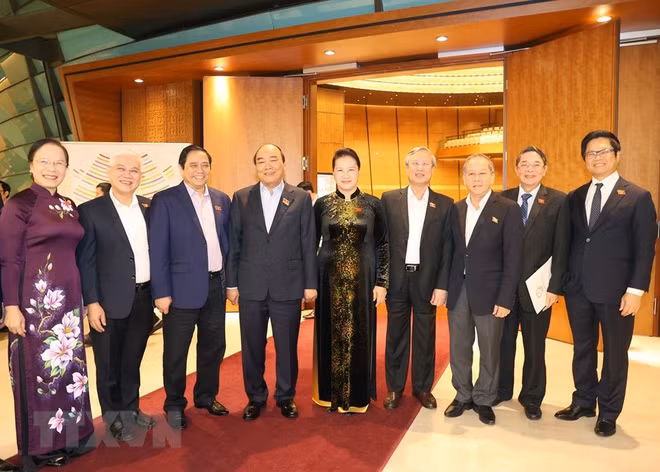 Chủ tịch Quốc hội Nguyễn Thị Kim Ngân và Thủ tướng Nguyễn Xuân Phúc cùng các đại biểu Quốc hội trong giờ giải lao.