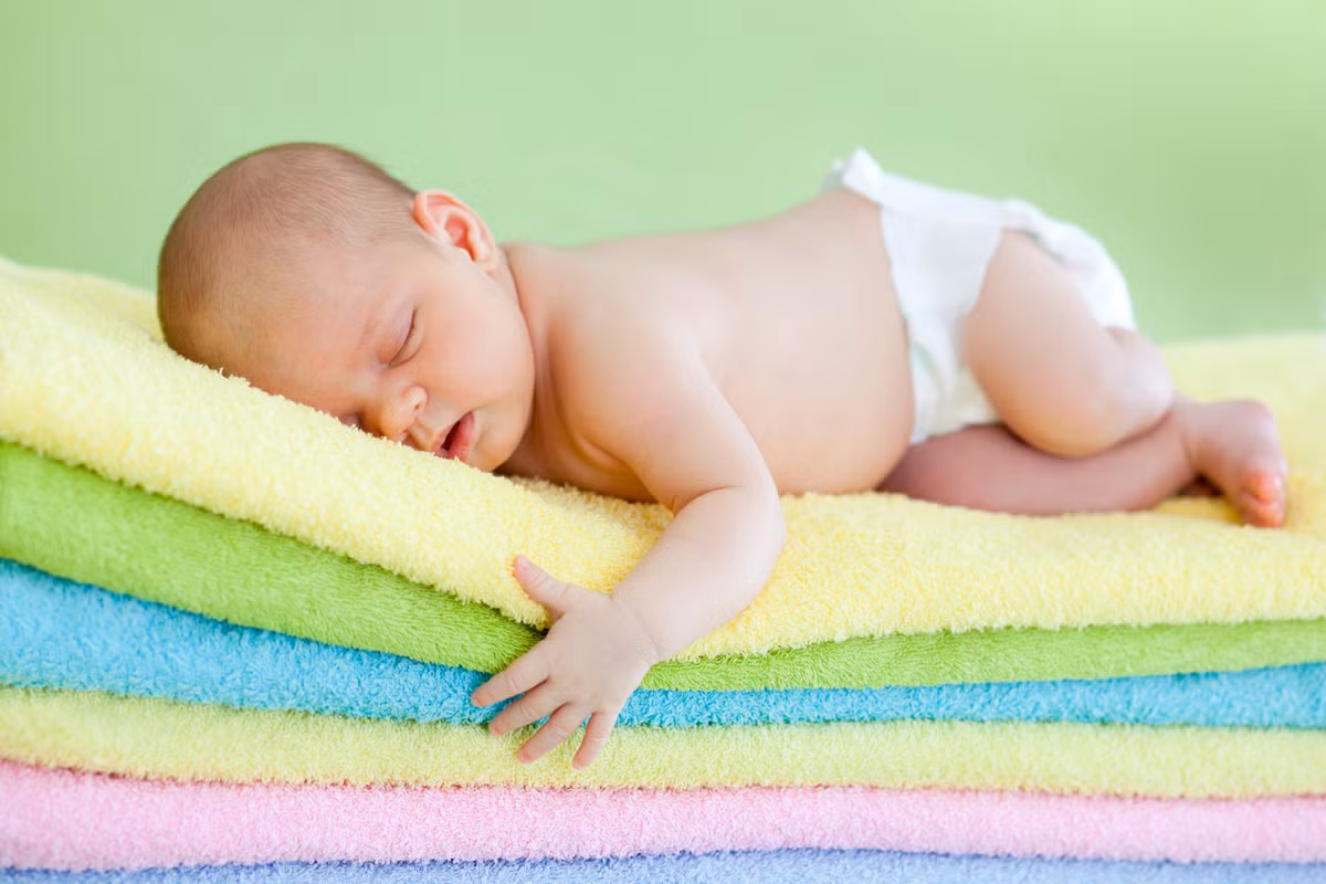 Thuốc đạn khi đặt thường gây ngứa hậu môn, mức độ và tần số cơn ngứa thường tăng theo thời gian, khoảng cách giữa các lần dùng thuốc. Đây là nguyên nhân khiến trẻ đang đặt thuốc có biểu hiện khó chịu hay trung tiện, thậm chí són phân.