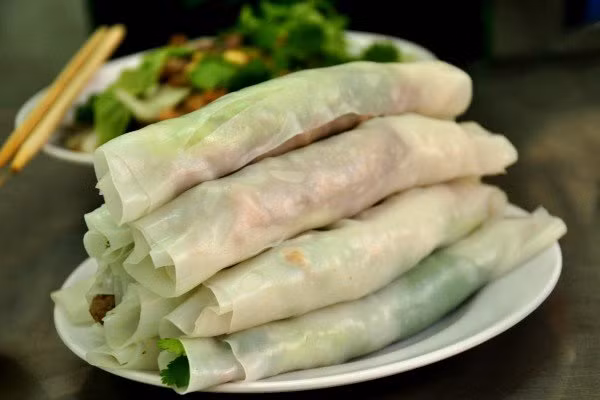 Phố Ngũ Xá nổi tiếng với món phở cuốn. Ảnh: diachianvat