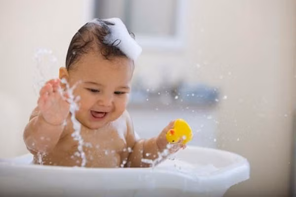 Bạn có thể tận dụng lại sữa tắm của bé để tẩy trang, làm nước rửa tay hoặc sữa tắm người lớn. Sữa tắm trẻ em là một sản phẩm tẩy trang rất hiệu quả, giúp loại bỏ phấn trang điểm mắt một cách dễ dàng. Ngoài ra, sữa tắm em bé còn là lựa chọn hoàn hảo để làm sữa rửa tay, hoặc tắm cho người lớn trong nhà.