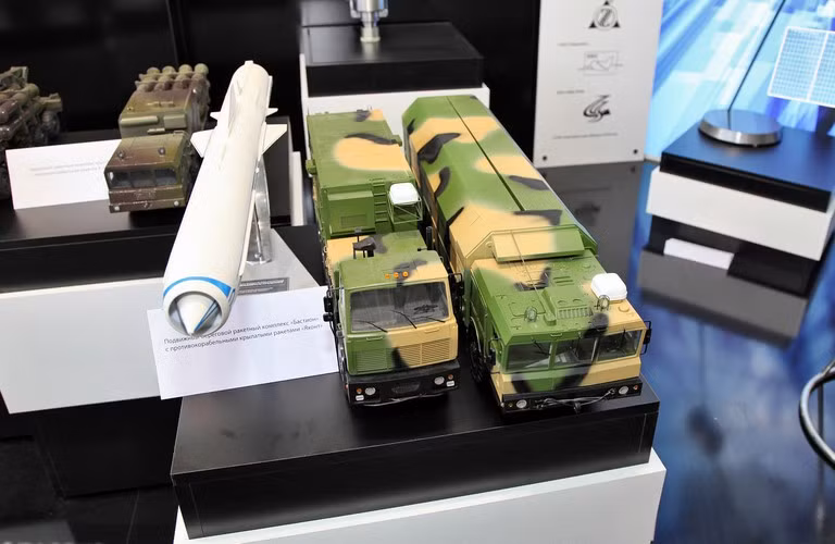 K-300 Bastion-P (NATO gọi bằng cái tên SSC-X-5) là hệ thống tên lửa phòng thủ đất đối hải thế hệ mới của Nga được nhiều chuyên gia quân sự trên thế giới đánh giá cao.