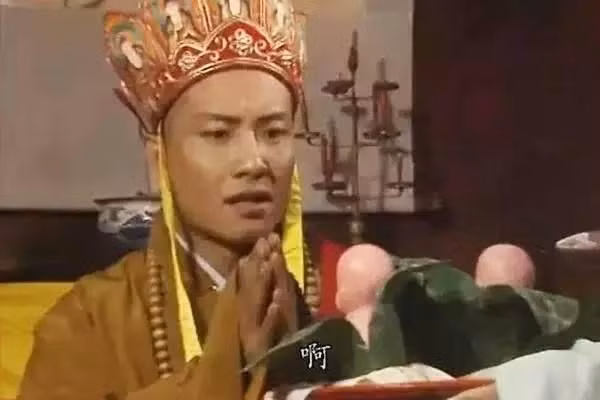 Trong khi đó, quả nhân sâm của Trấn Nguyên Tử có hình dáng giống như một đứa trẻ, mất 3.000 năm mới ra hoa, 3.000 năm sau nữa mới kết quả và cần thêm 3.000 năm nữa để quả chín rồi ăn. Trong gần 10.000 năm đó, cây nhân sâm chỉ ra được 30 quả.