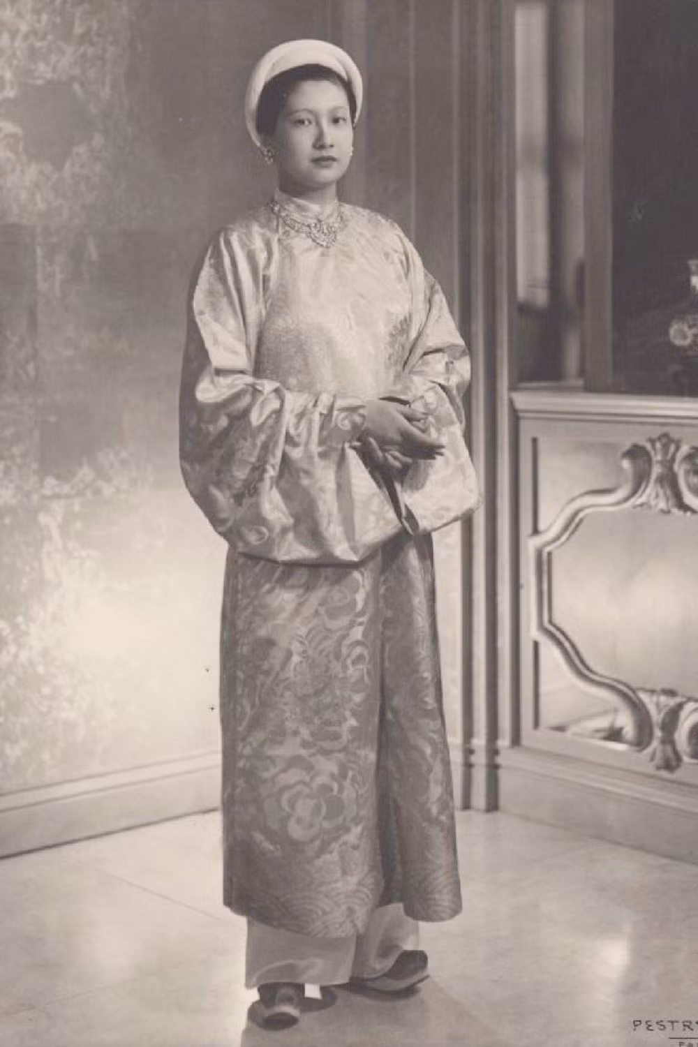 Nam Phương Hoàng hậu có vóc dáng cao, mảnh khảnh, thanh thoát. Bà thường diện trang phục thanh lịch, nhẹ nhàng nhưng vẫn toát lên vẻ đẹp quý phái, khí chất vương giả. Trong ảnh là Nam Phương Hoàng hậu mặc áo thụng. Ảnh: Pestre.