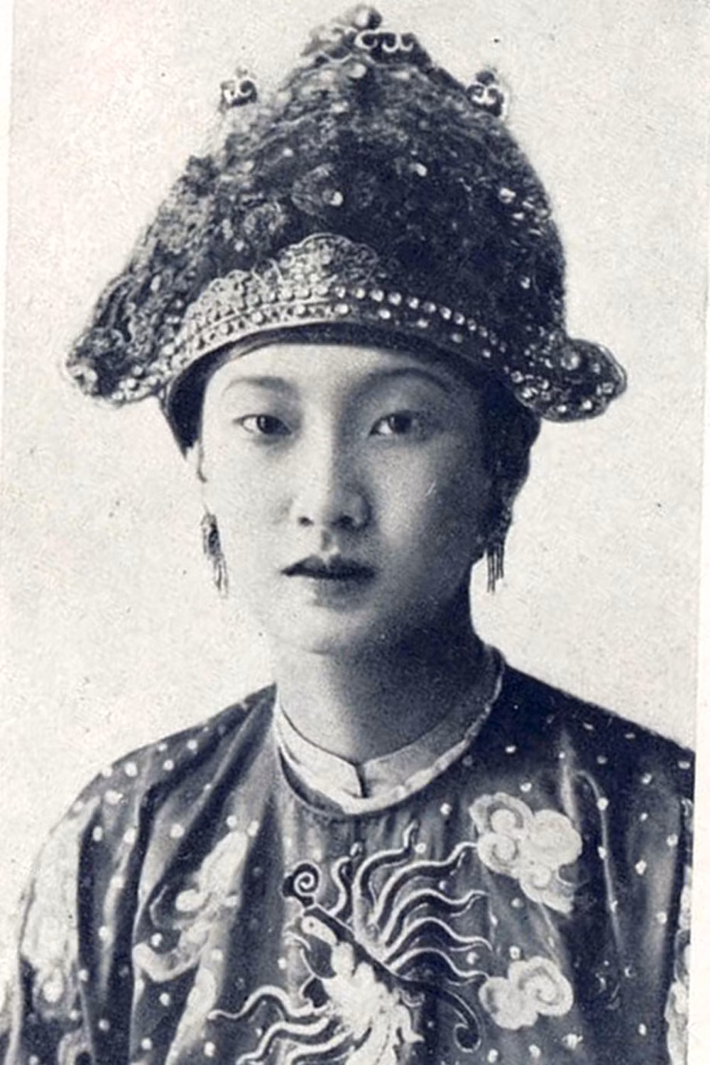 Hoàng hậu Nam Phương mặc triều phục năm 1939. Ảnh: Le Monde colonial illustré.