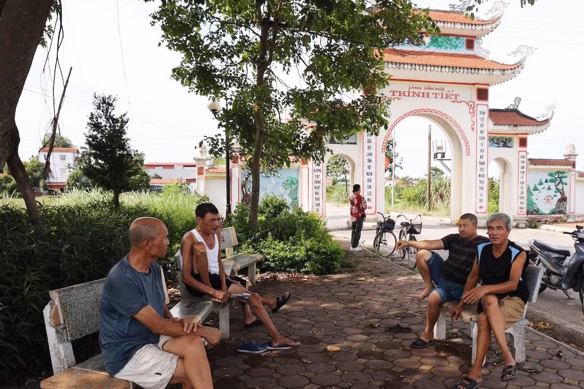 Cổng làng Trinh Tiết cũng là điểm đầu con đường, nơi người dân thường nghỉ ngơi mỗi chiều.