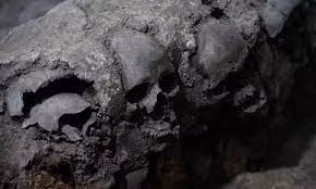 Với những phát hiện trên, họ cho hay người Aztec thời xưa đã sử dụng hàng trăm hộp sọ để tạo thành tháp đầu lâu - cấu trúc khiến những người chinh phạt đến từ Tây Ban Nha phải sợ hãi khi chiếm thành phố Tenochtitlan năm 1521.