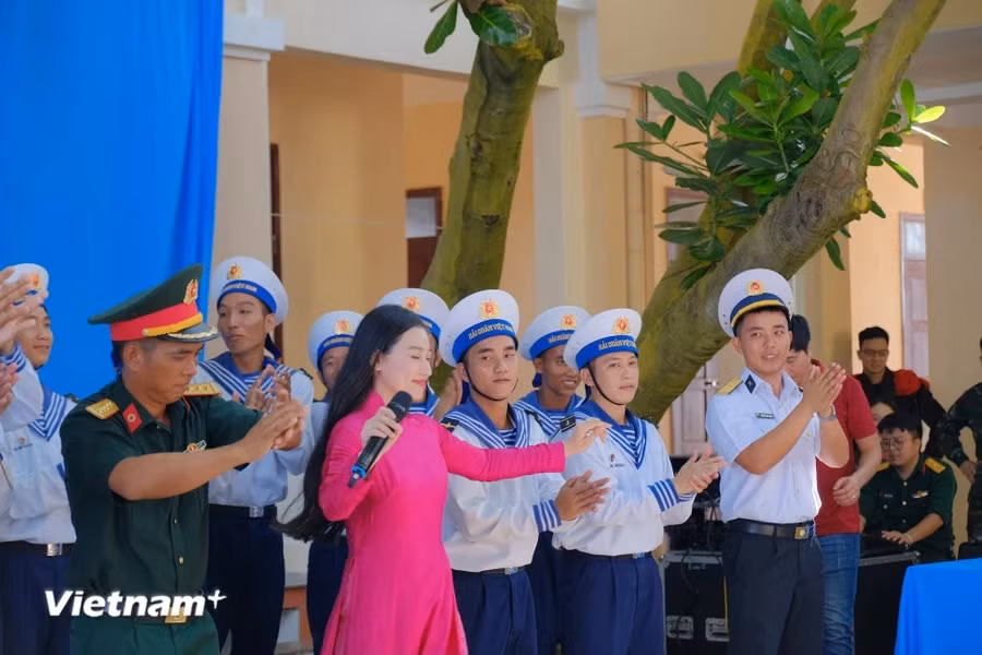 Ca sĩ Minh Ngọc của Nhà hát ca múa nhạc Quân đội giao lưu và biểu diễn văn nghệ trên Đảo An Bang cùng với các chiến sĩ. (Ảnh: Thu Minh/Vietnam+)