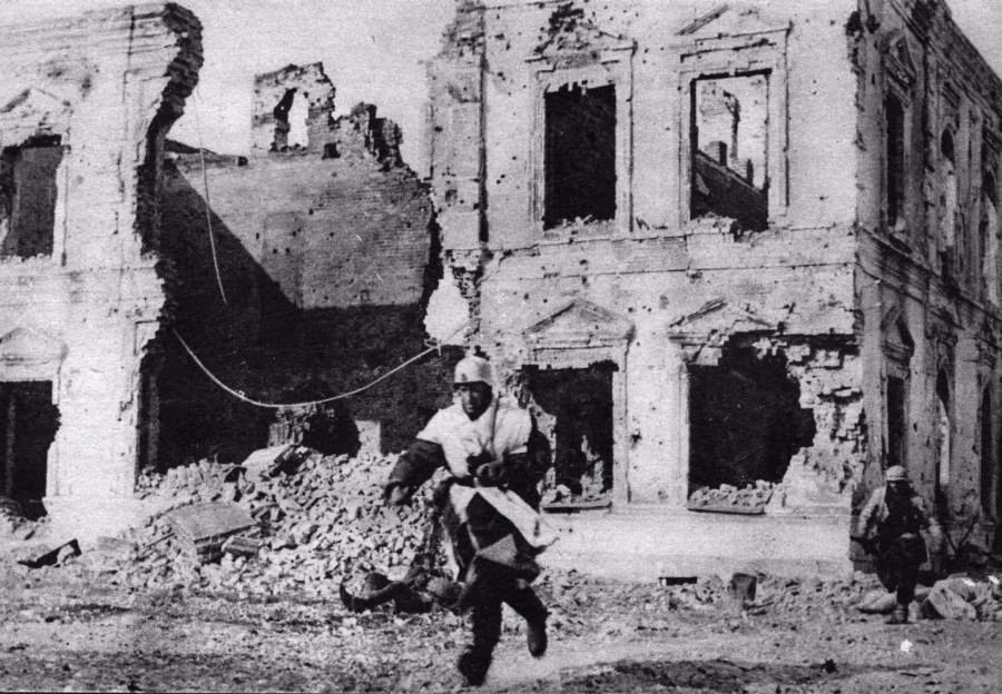 Phát xít Đức thực hiện cuộc pháo kích suốt nhiều ngày đêm ở Stalingrad khiến nhiều công trình như nhà cửa, đường xá... bị hư hại nghiêm trọng.