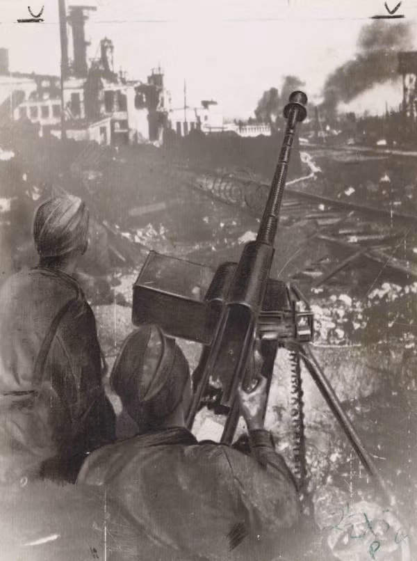 Những người lính Liên Xô chắc tay súng bảo vệ Stalingrad trước cuộc tấn công xâm lược của Đức quốc xã.