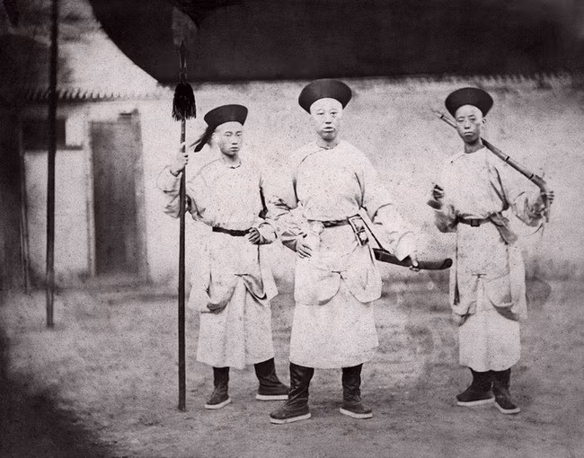 Ba lính canh làm nhiệm vụ canh gác Tử Cấm Thành năm 1863.