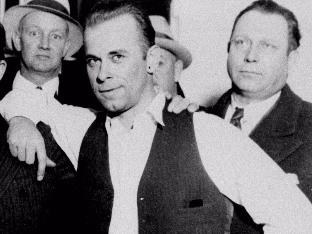 Sau một thời gian lẩn trốn, cơ quan chức năng bắt được Dillinger vào tháng 1/1934. Hắn bị đưa đến bang Indiana để hầu tòa vì các cáo buộc liên quan đến một vụ trộm ngân hàng ở Chicago, khiến một bảo vệ thiệt mạng.