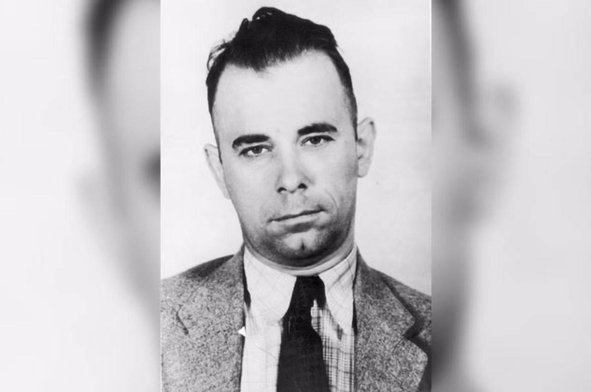 Đồng bọn của Dillinger đã đóng giả cảnh sát nhằm tiếp cận tên tội phạm nguy hiểm này. Thế nhưng, khi được yêu cầu xuất trình phù hiệu, bọn chúng liền rút súng bắn chết cảnh sát để giải cứu Dillinger.