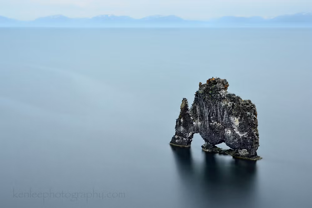 Trong tiếng Iceland, tên của khối đá Hvitserkur có nghĩa là "áo trắng". Một số người dân cho rằng tên gọi này xuất phát từ việc nhiều loại chim như mòng biển, chim hải âu đã làm tổ tại đây trong suốt nhiều thế kỷ.