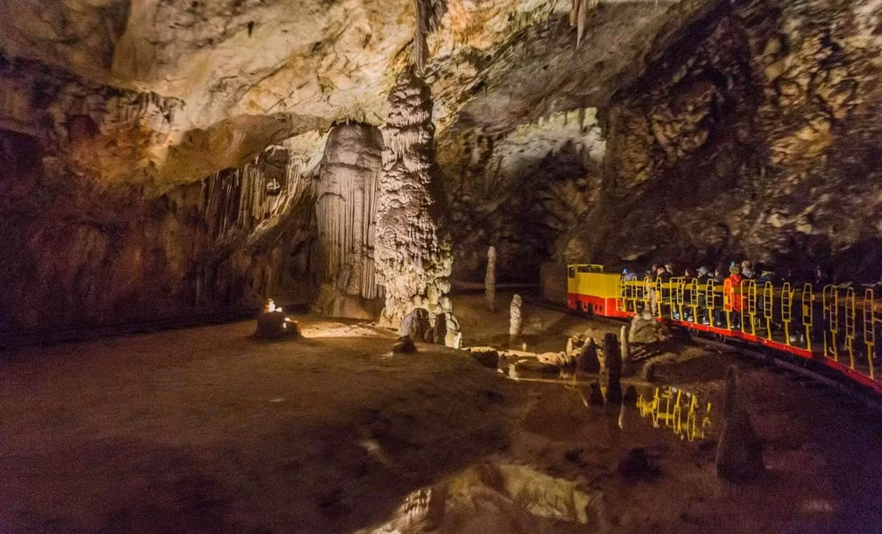 Bên trong hang động trải dài tới 24km, sâu đến 115m, với nhiều mạng lưới các khoang và đường hầm dưới lòng đất, thậm chí có cả đường sắt riêng