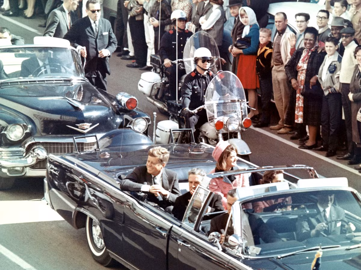 Tổng thống John F. Kennedy bị ám sát khi di chuyển trên xe mui trần ở thành phố Dallas (bang Texas) ngày 22/11/1963. Ông chủ Nhà Trắng tử vong tại bệnh viện 30 phút sau đó.