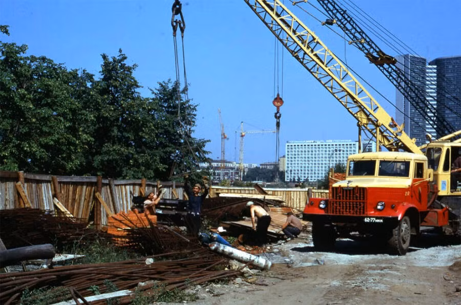 Các công nhân thi công xây dựng những công trình nhà ở tại Liên Xô những năm 1960 - 1970.