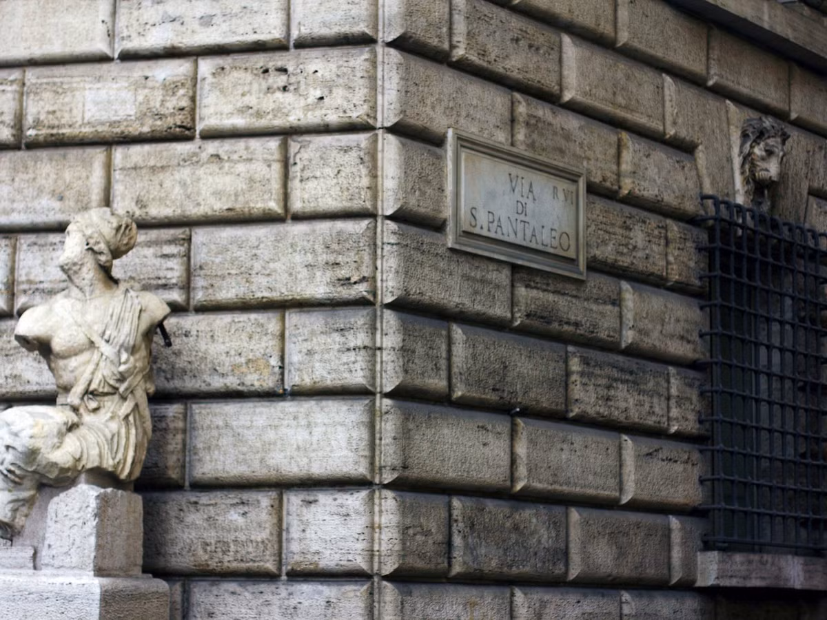 Khi bức tượng Pasquino được chính quyền giám sát chặt chẽ, người dân Italy chuyển sang các bức tượng khác để nói lên tiếng lòng của mình.