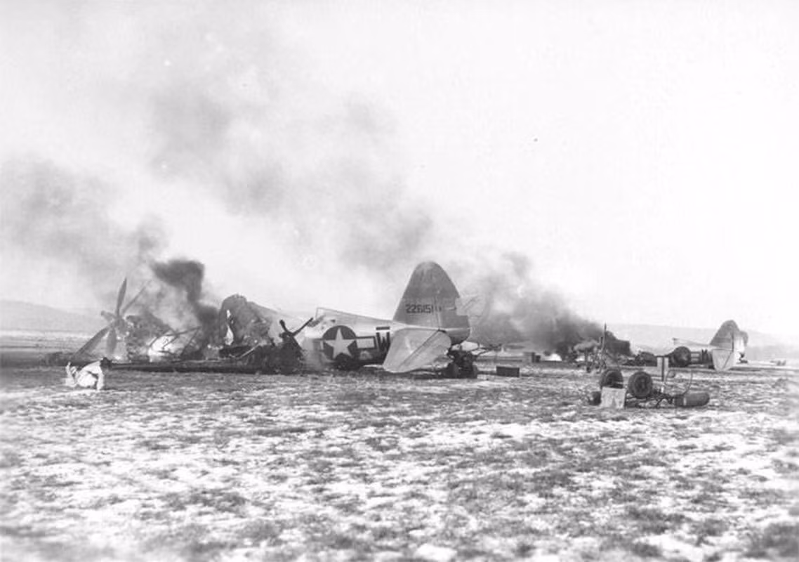 Sau khi đã chuẩn bị đầy đủ, vào sáng ngày 16/12/1944, hơn 200.000 lính Đức và gần 1.000 xe tăng đã tiến vào Ardennes, chạy từ phía nam Bỉ đến giữa Luxembourg để tiến đánh lực lượng Đồng minh.